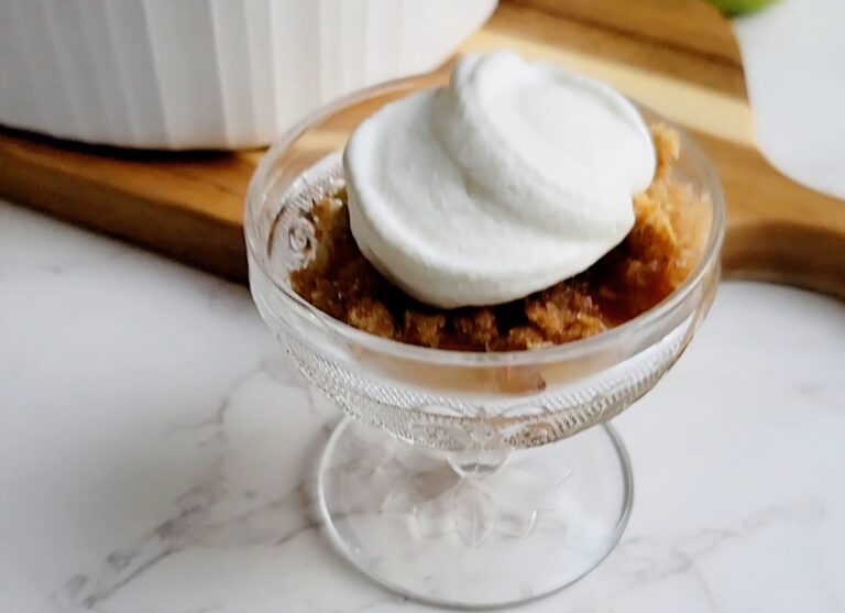 Tis the Season for Cozy Apple Crumble with a Crispy Oat Topping